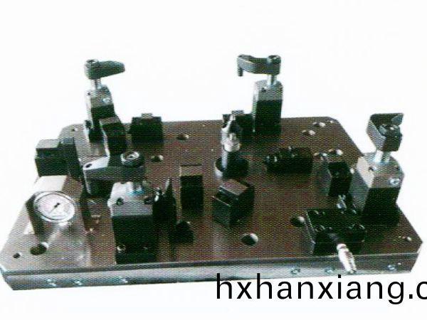 齒(chi)輪(lun)室罩(zhao)蓋液(ye)壓(ya)裌具